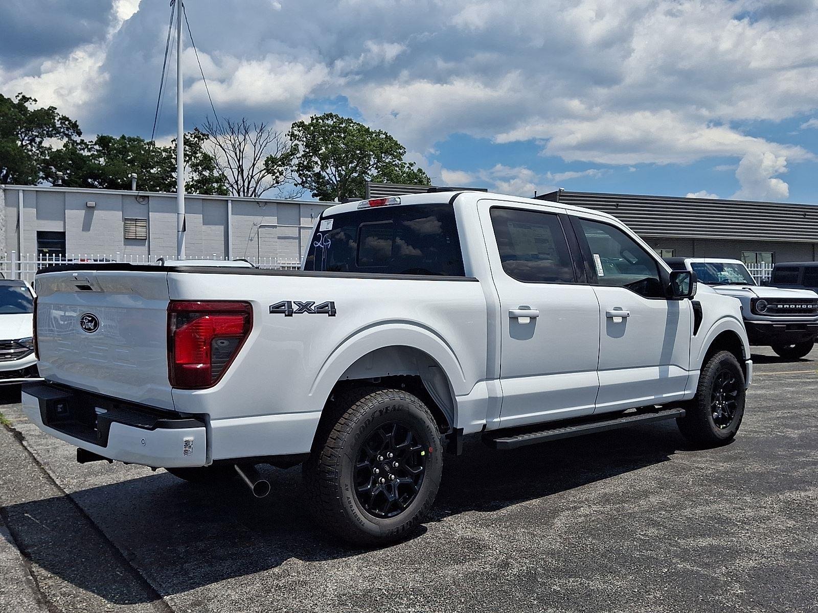 New 2026 Oxford White Ford XLT image 4