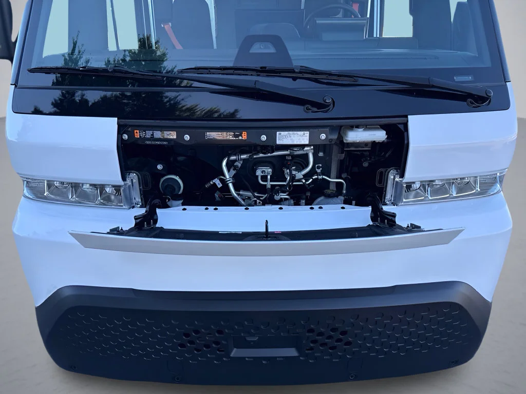 Used 2025 White Chevrolet 400 image 32