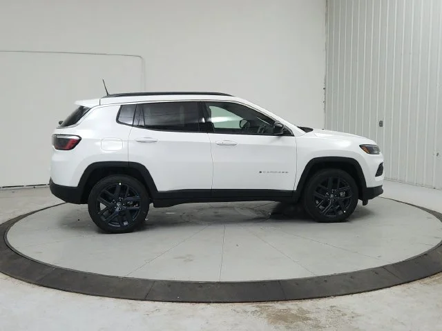 New 2026 Bright White Clear-Coat Exterior Paint Jeep Latitude image 9
