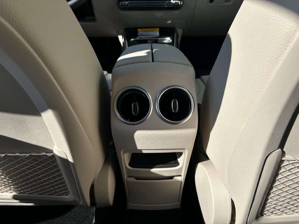 New 2026 Polar White Mercedes-Benz GLB 250 image 27