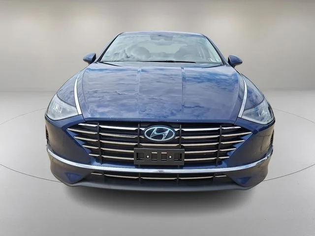 Used 2020 Blue Hyundai SE image 3