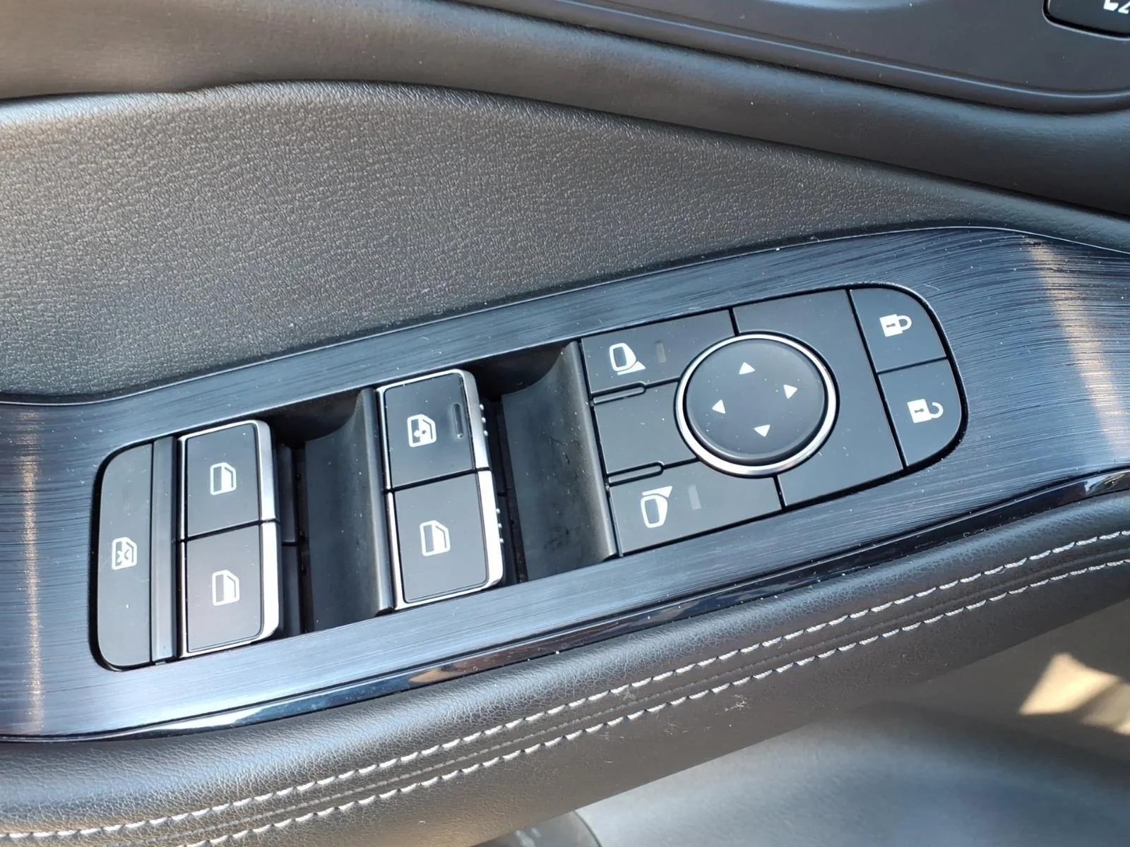 Used 2022 Boulder Gray Pearl Nissan SL image 9