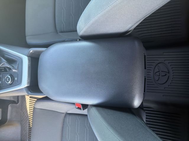 2025 Toyota RAV4 SE - Photo 25
