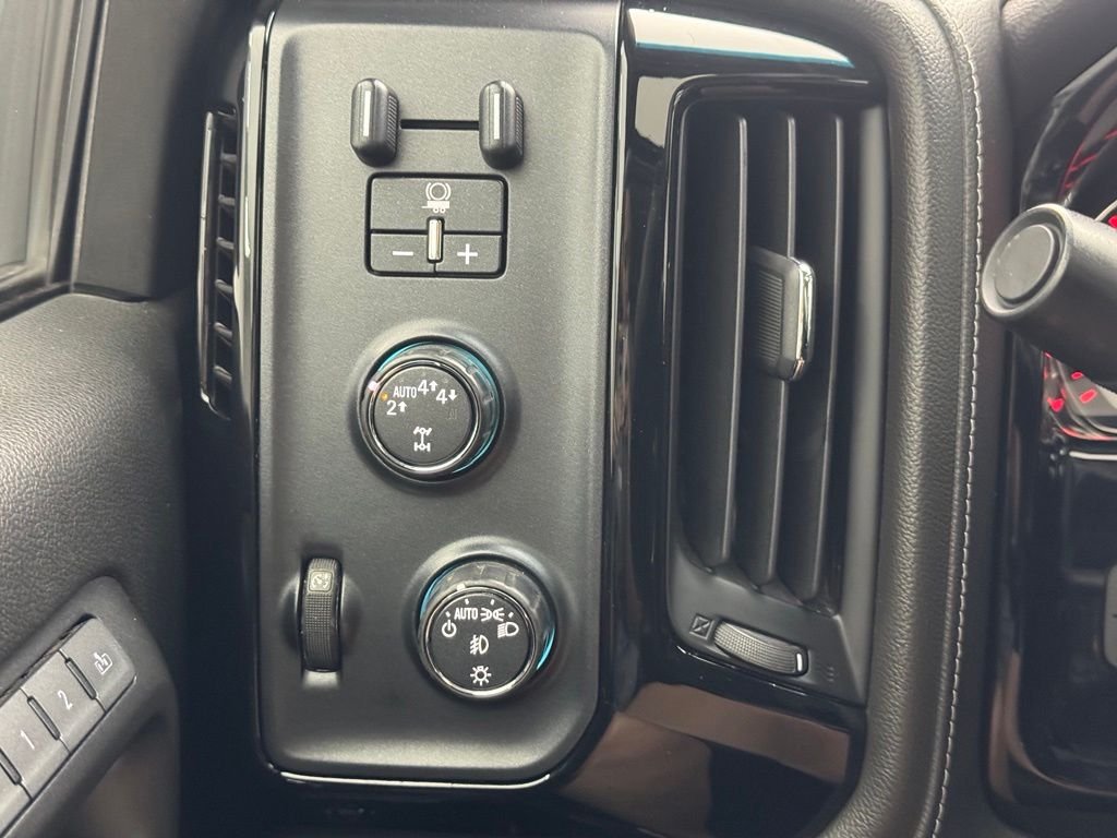 Used 2018 White Frost Tricoat GMC SLT image 21