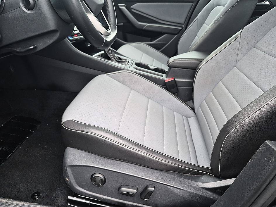 Used 2025 Gray Volkswagen SE image 14