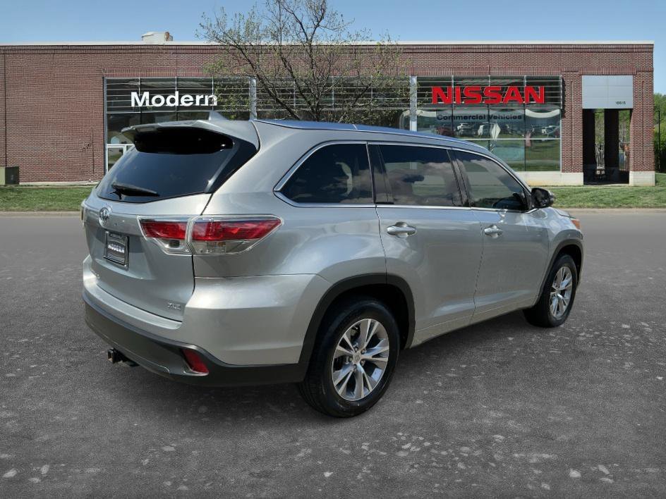 Used 2015 Silver Sky Metallic Toyota XLE image 4