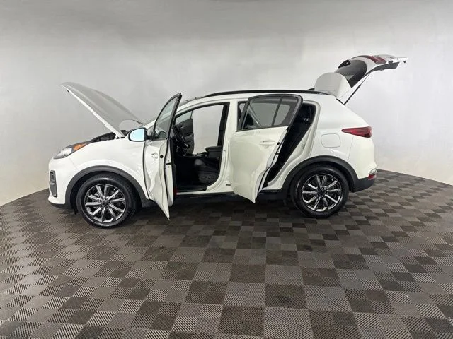 Used 2022 White Kia Nightfall image 11