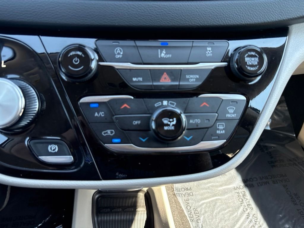 Used 2022 White Chrysler Touring L image 21