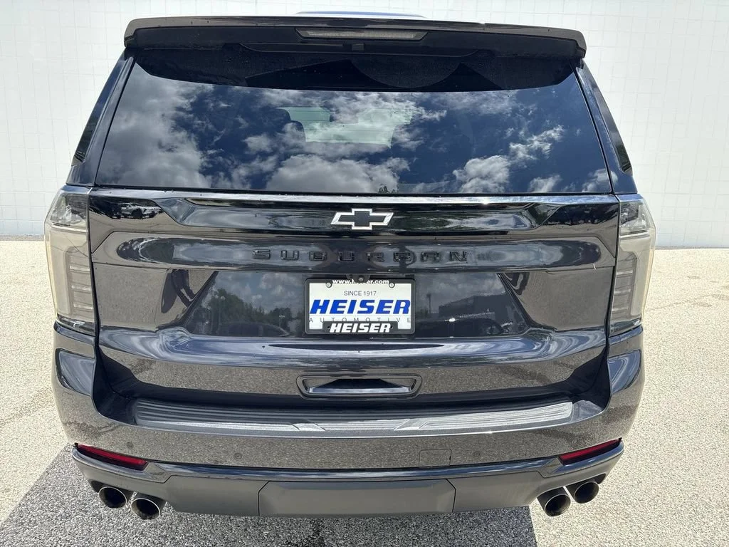 2025 Chevrolet Suburban Z71 - Photo 12