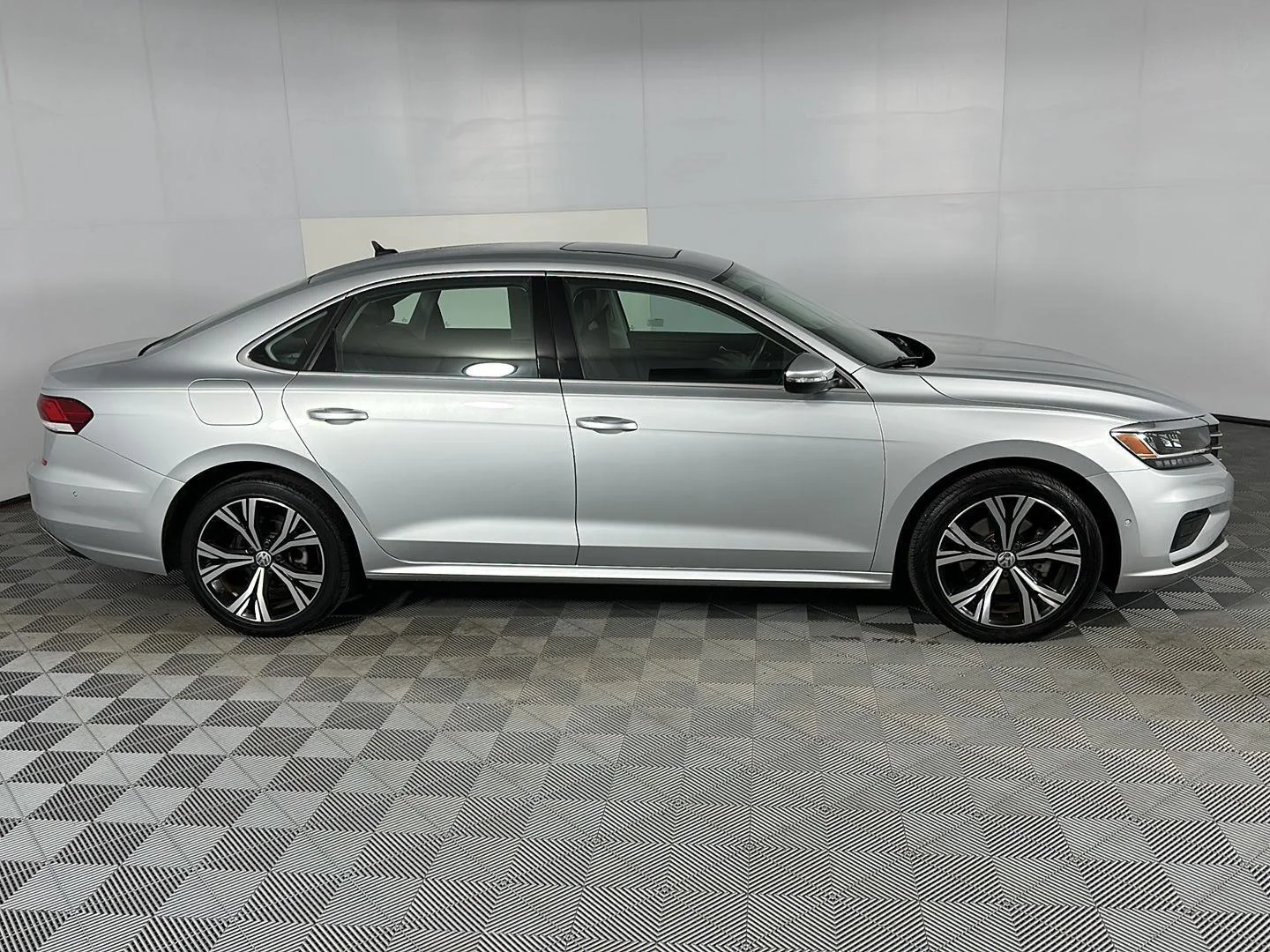 Used 2020 Platinum Gray Metallic Volkswagen 2.0T SEL image 28