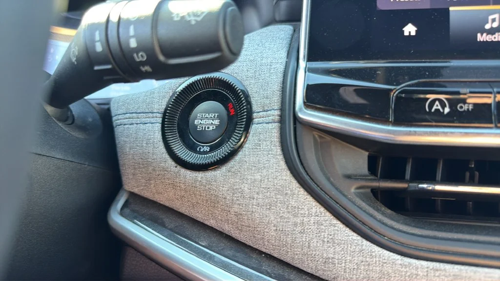 Used 2024 White Jeep Latitude image 17