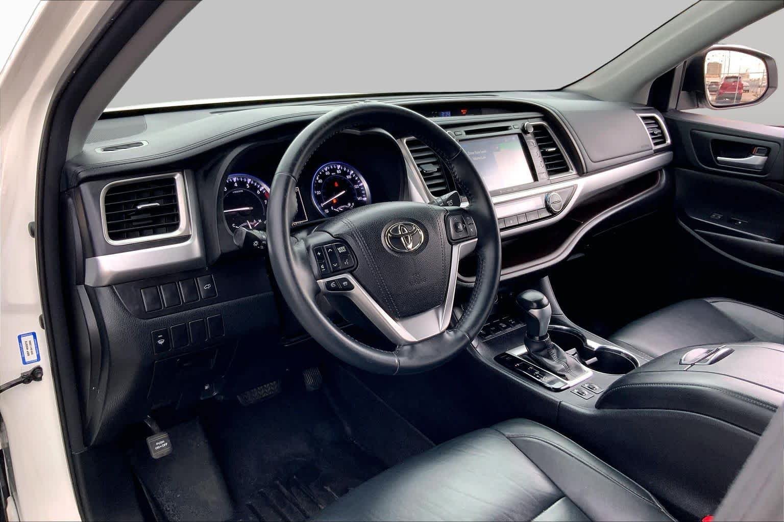 Used 2016 Blizzard Pearl Toyota XLE image 17
