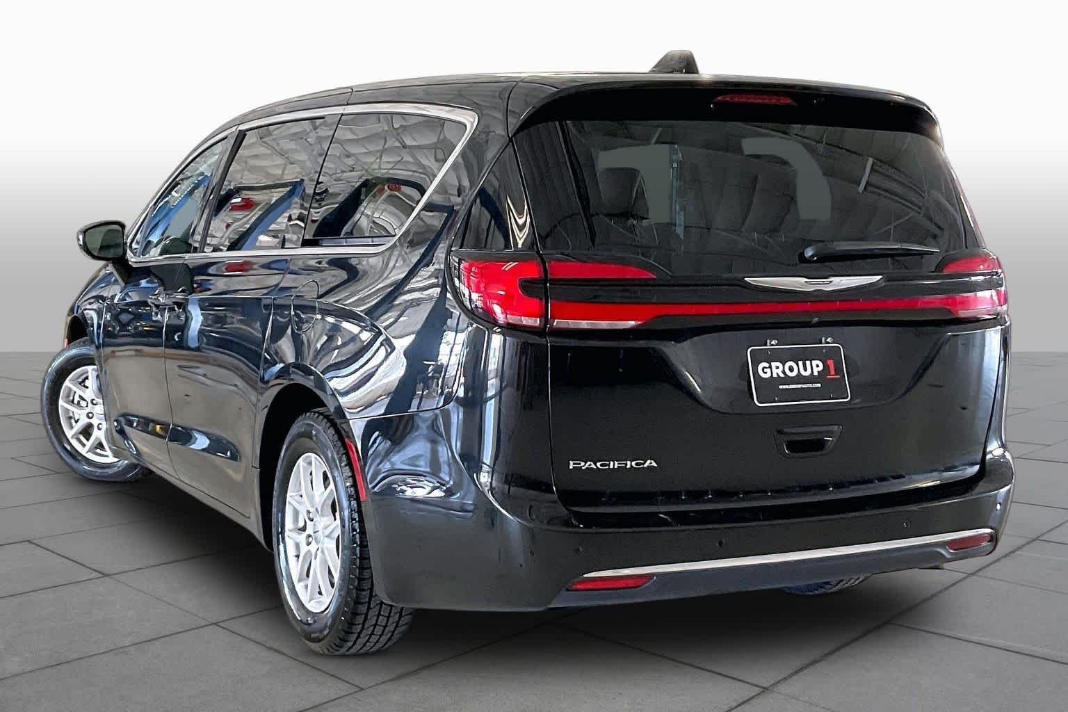 Used 2024 Brilliant Black Crystal Pearlcoat Chrysler Touring L image 11