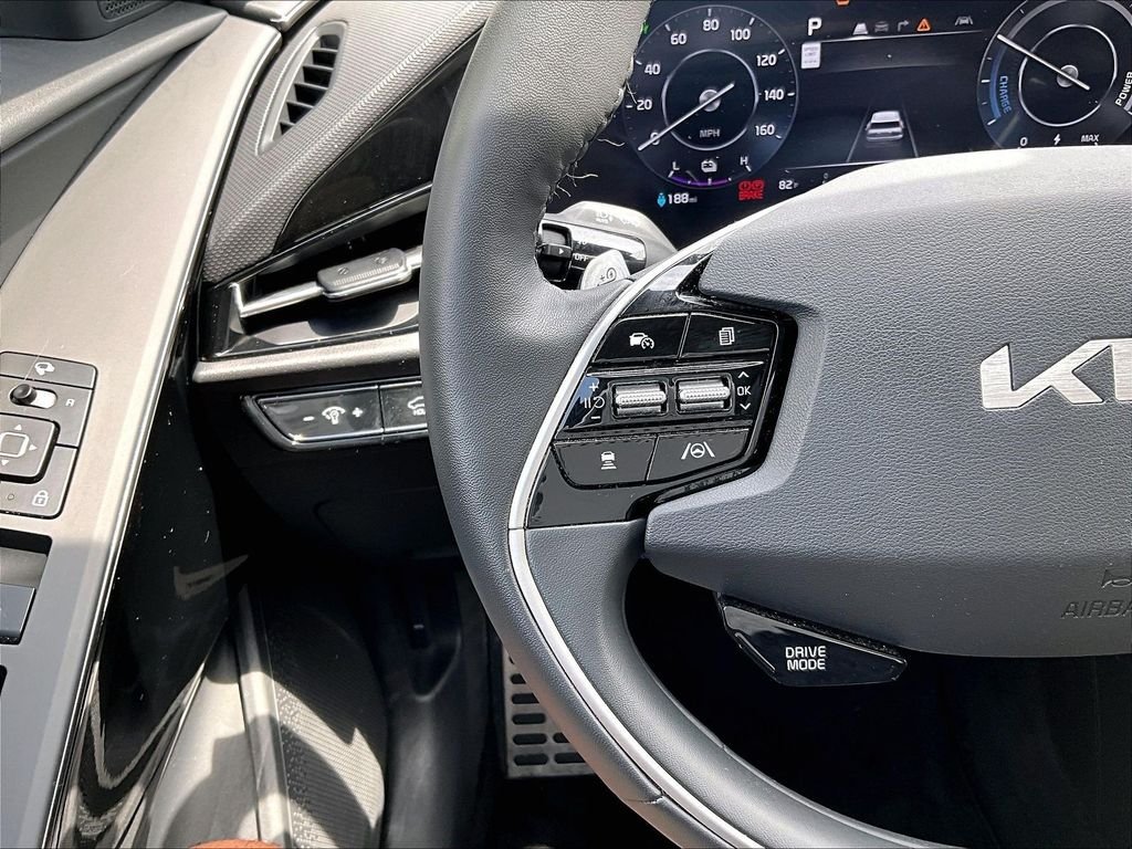 Used 2023 White Kia Wave image 23