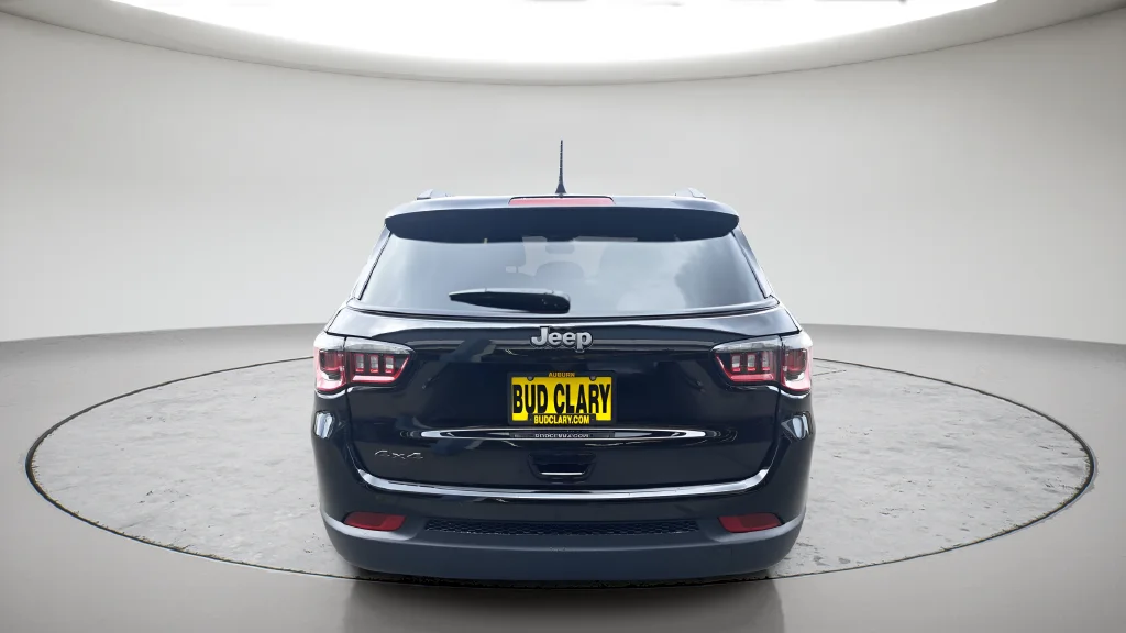 New 2026 Diamond Black Crystal Pearl-Coat Exterior Paint Jeep Latitude image 6