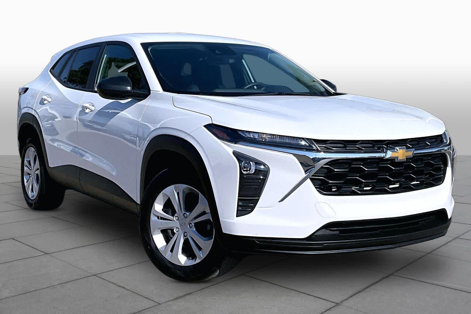 Used 2025 Summit White Chevrolet LS image 3