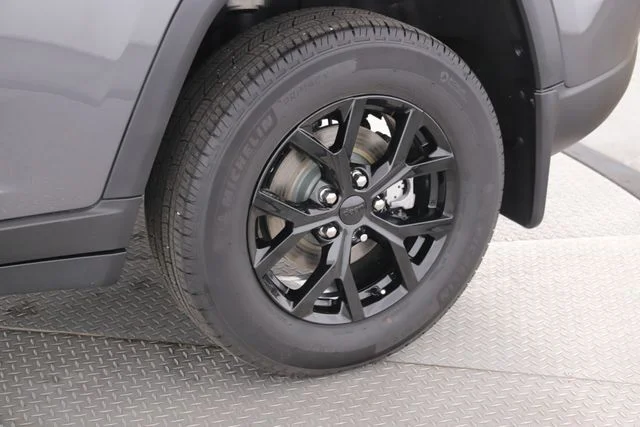 Used 2025 Gray Jeep Altitude image 14