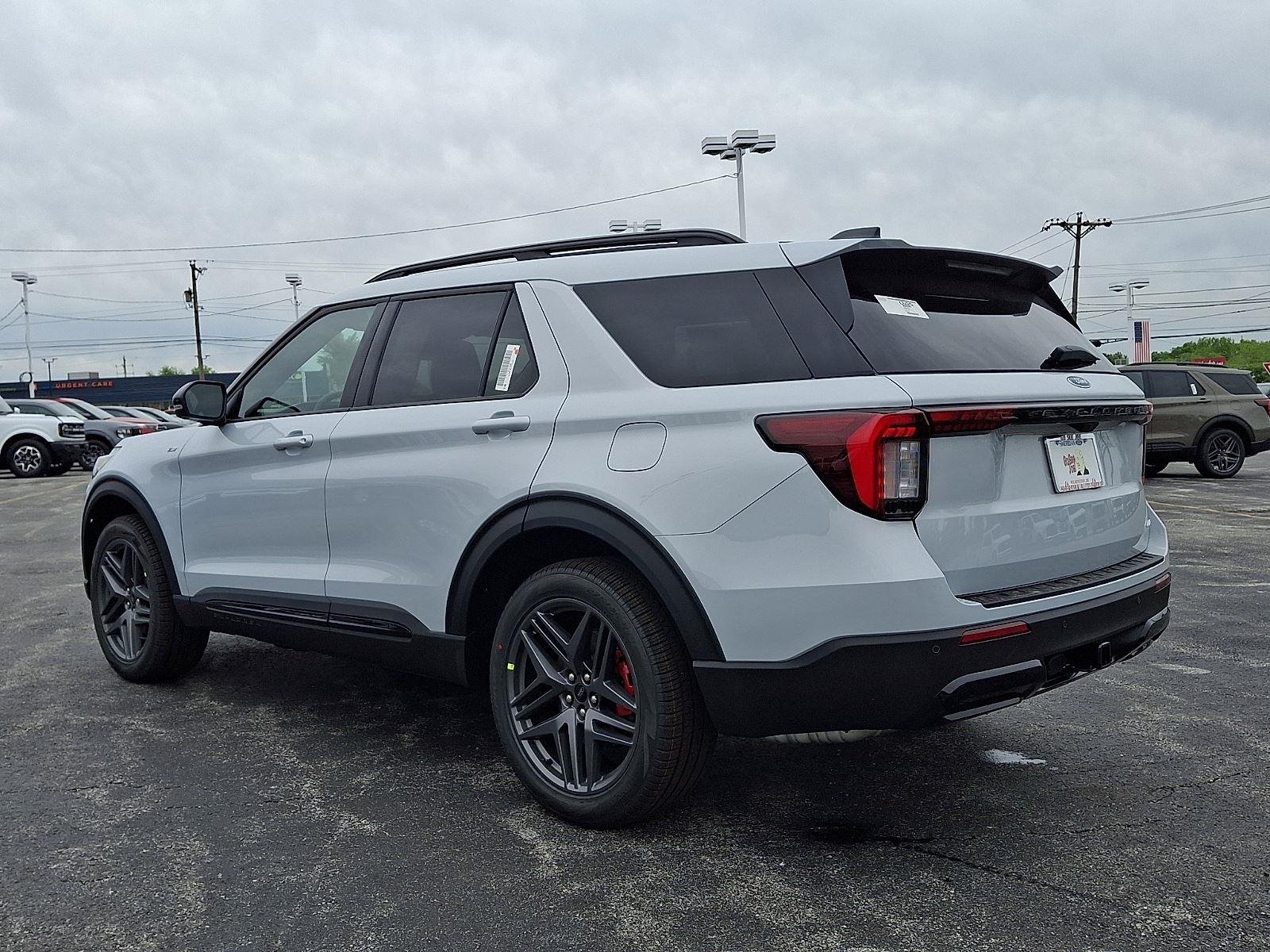 New 2026 Space White Metallic Ford ST-Line image 3