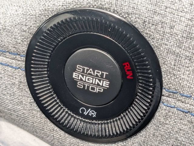 Used 2024  Jeep Latitude image 33