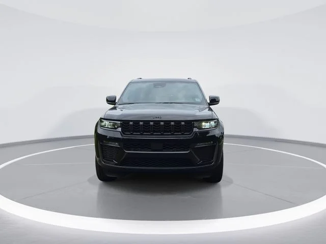New 2026 Diamond Black Crystal Pearlcoat Jeep Limited image 3