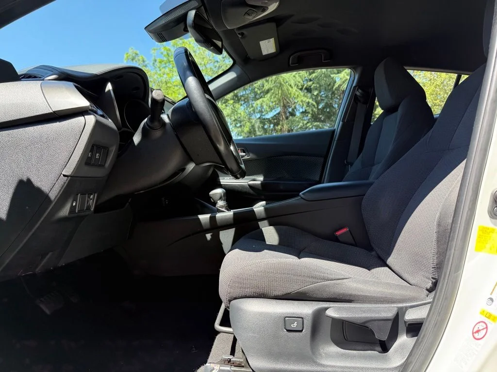 Used 2018 White Toyota XLE Premium image 12