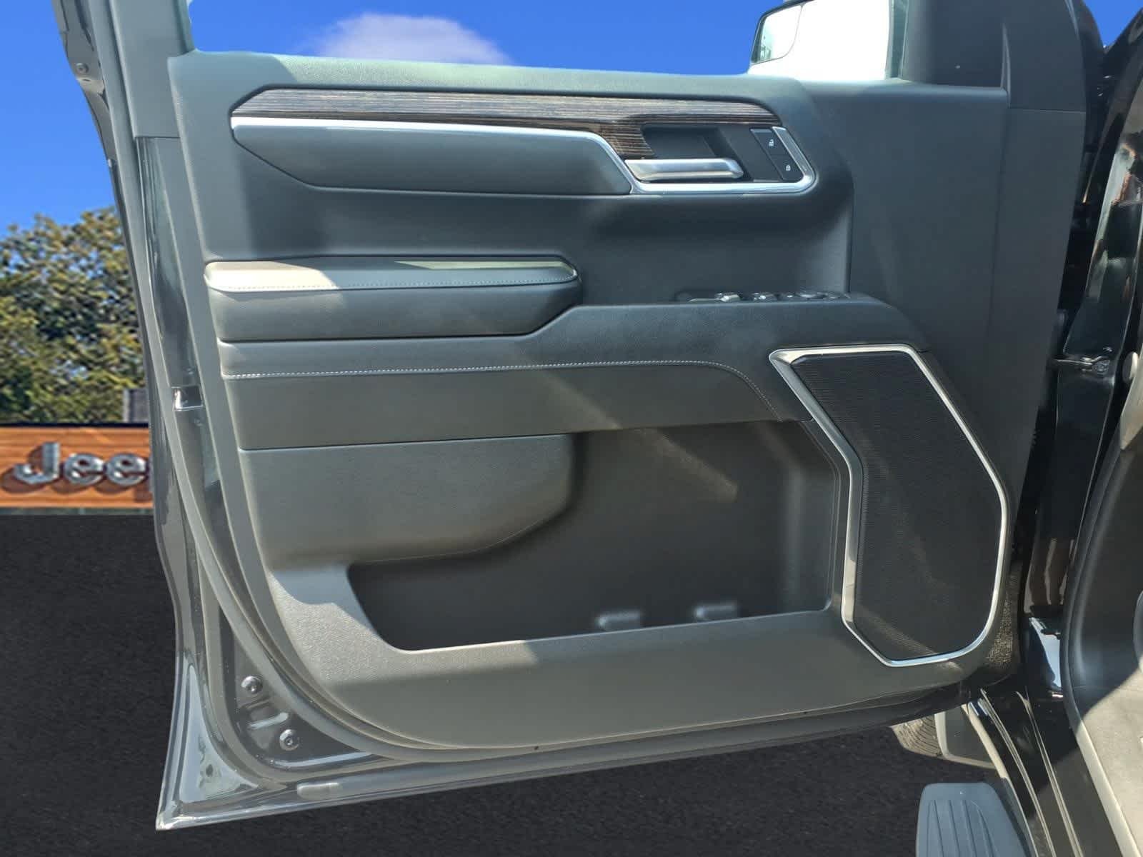 Used 2024 Onyx Black GMC Elevation image 11