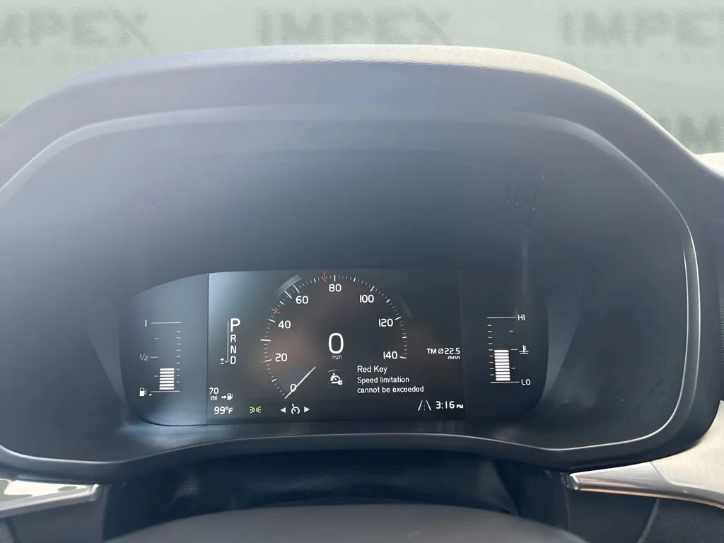 Used 2019  Volvo Momentum image 24