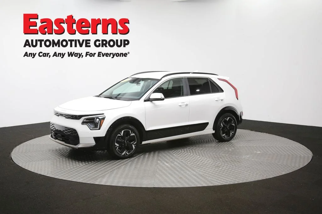 Used 2023 White Kia Wind image 56