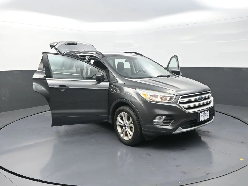 Used 2018 Gray Ford SE image 31