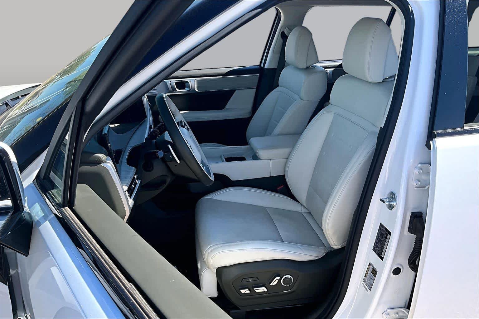 Used 2025 Serenity White Hyundai Calligraphy image 8