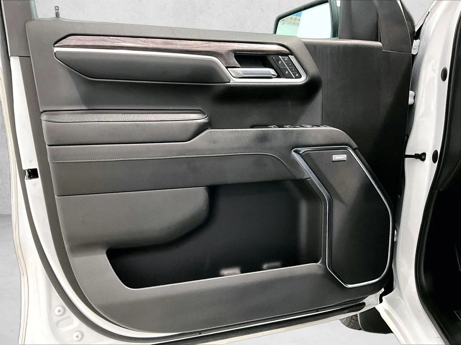 Used 2022 Iridescent Pearl Tricoat Chevrolet LTZ image 18