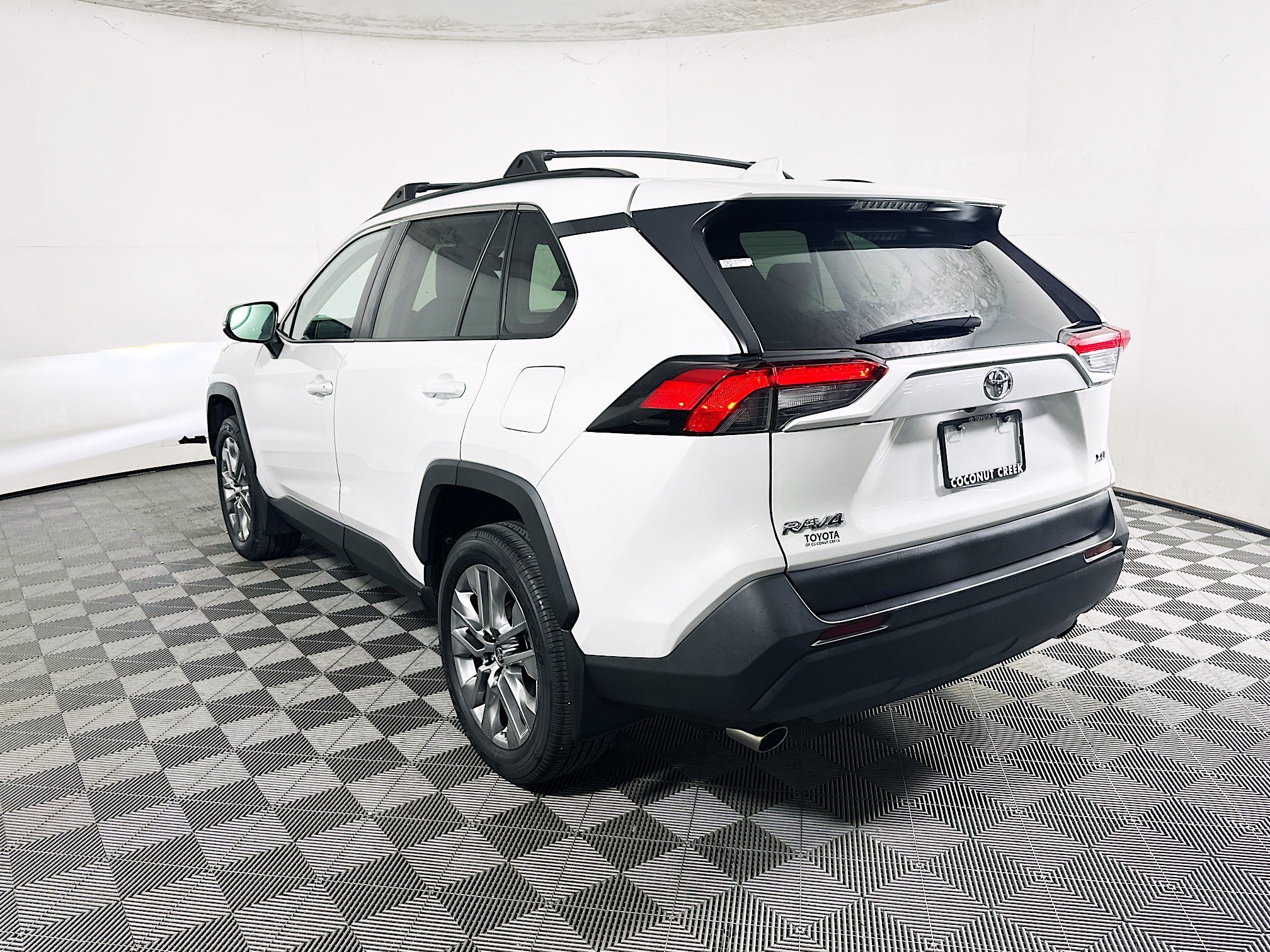 Used 2024 Pearl Toyota XLE Premium image 5