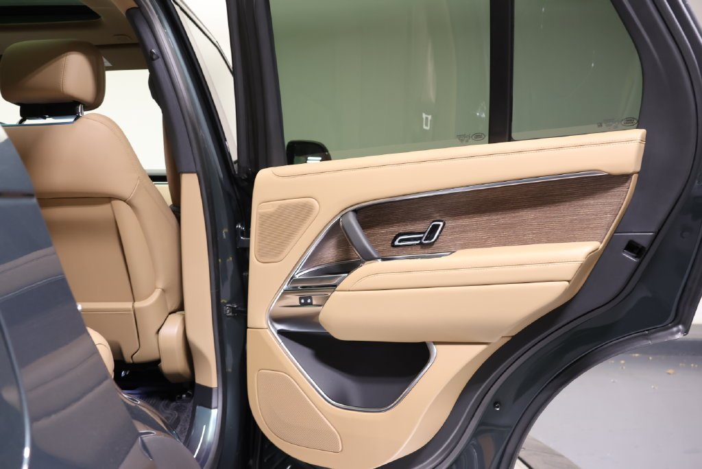 New 2027 Belgravia Green LAND ROVER SE image 41