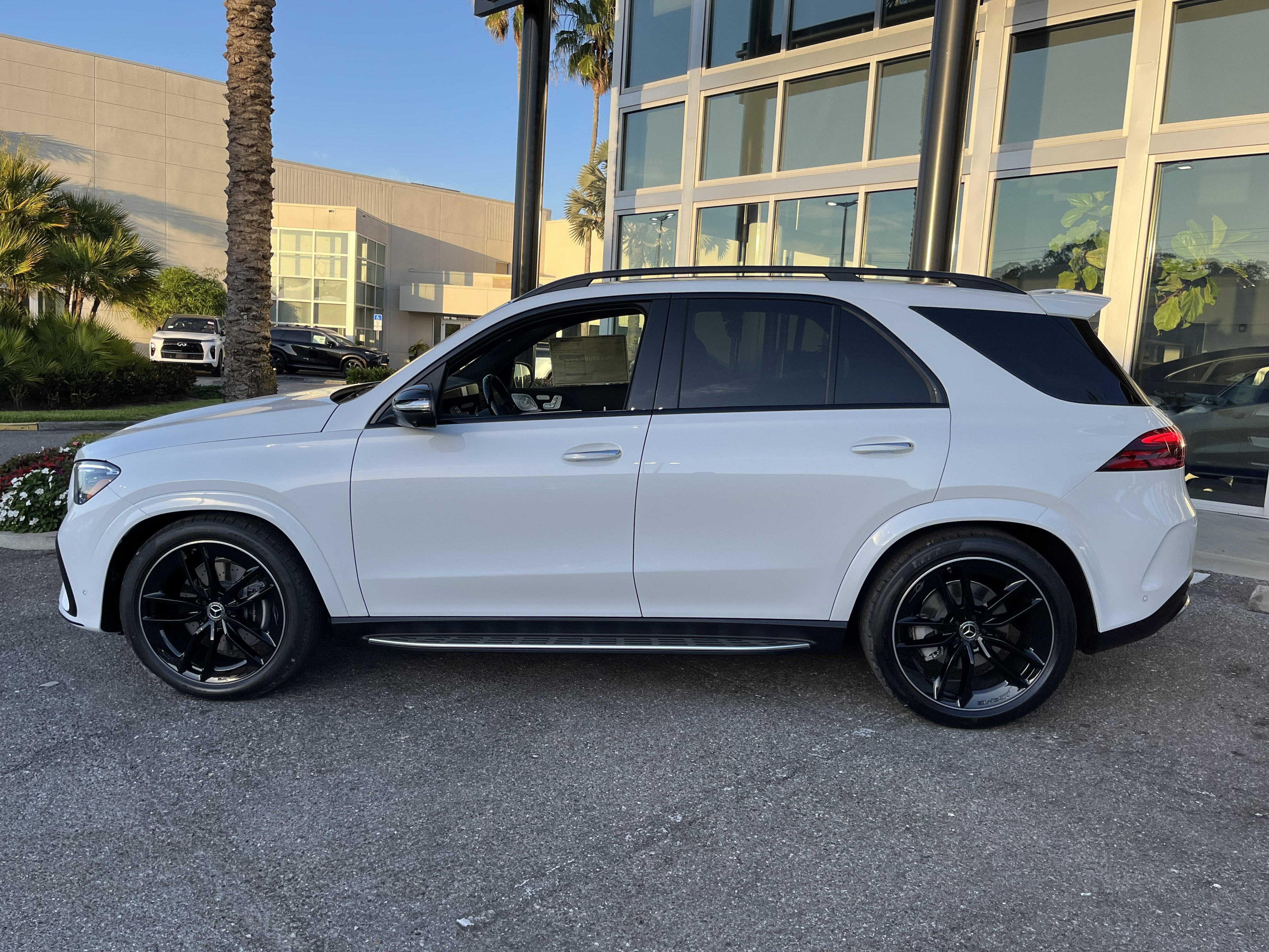 New 2026 MANUFAKTUR Moonlight White Metallic Mercedes-Benz GLE 580 image 3
