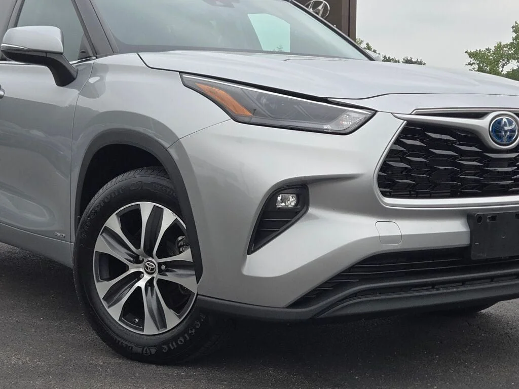 Used 2022 Silver Toyota XLE image 3