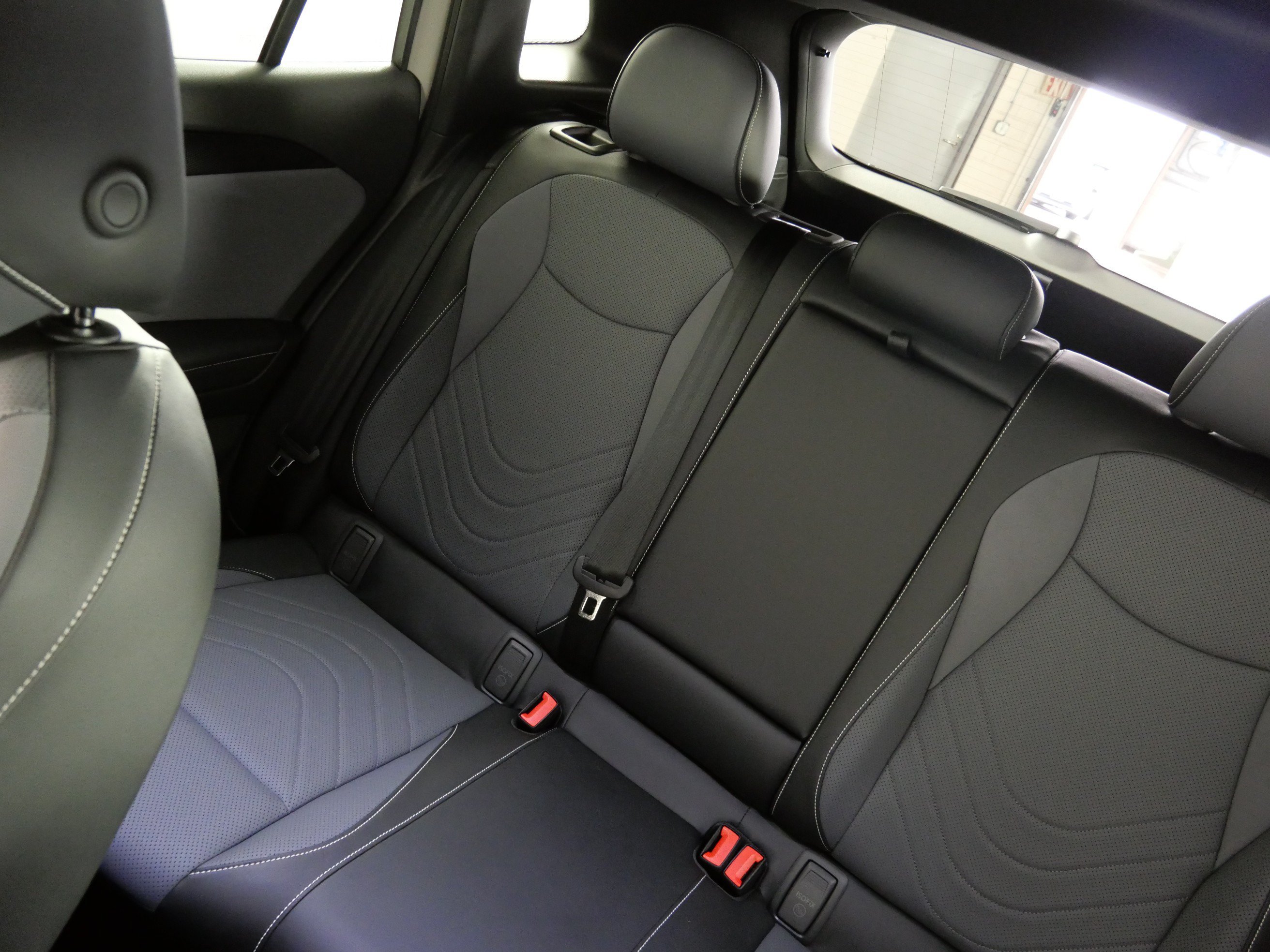 Used 2025 Sandstone Volkswagen SE R-Line Black image 12