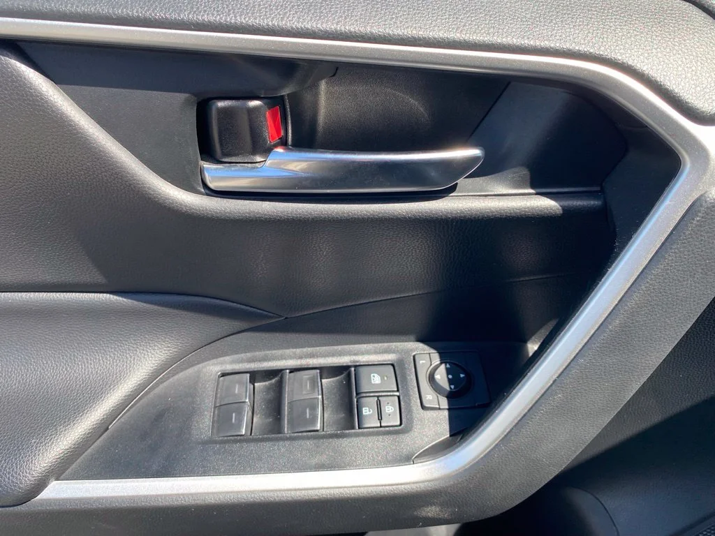 Used 2022 Silver Toyota XLE image 21