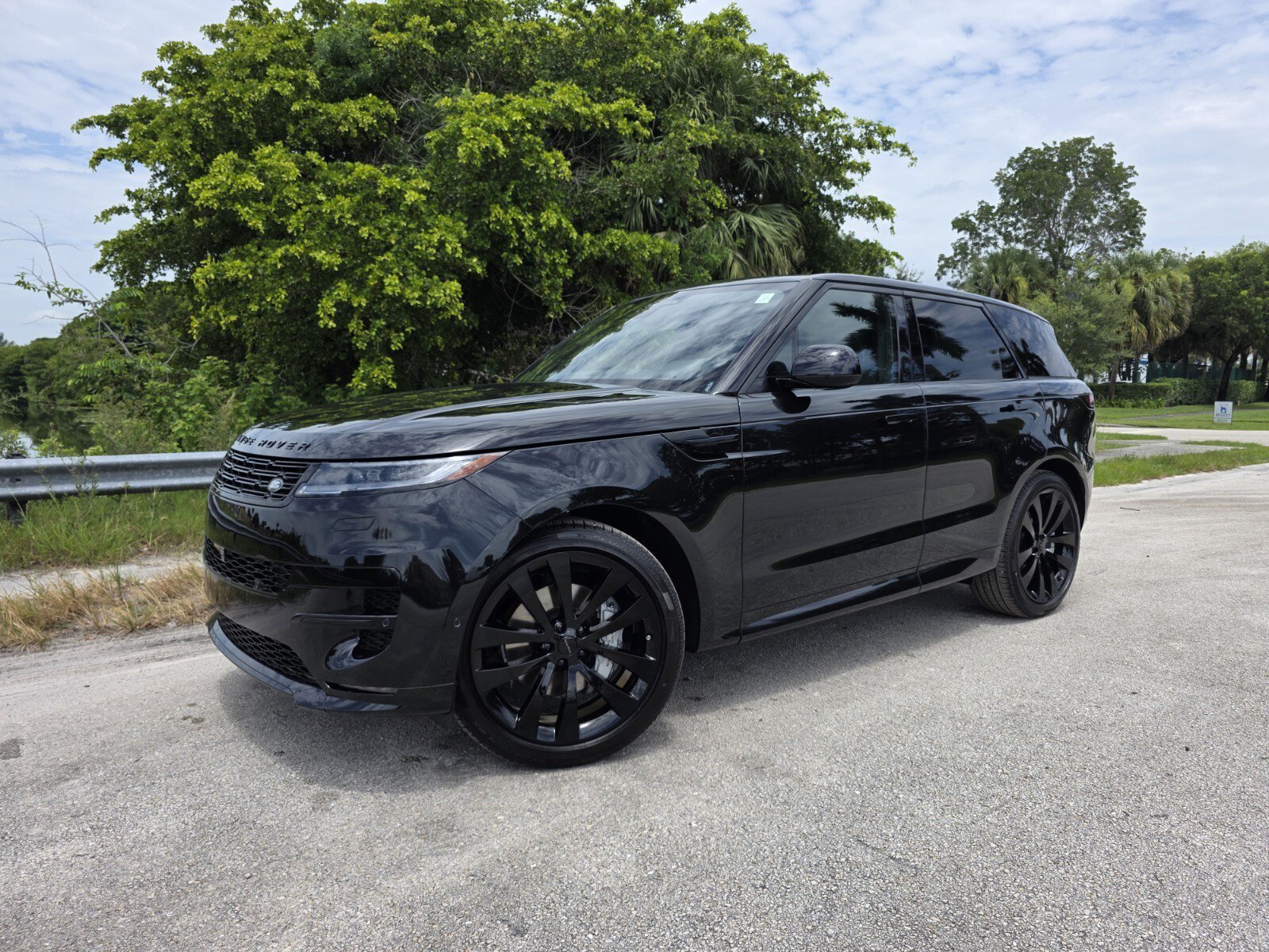 New 2026 Santorini Black Land Rover P400 Dynamic SE image 1