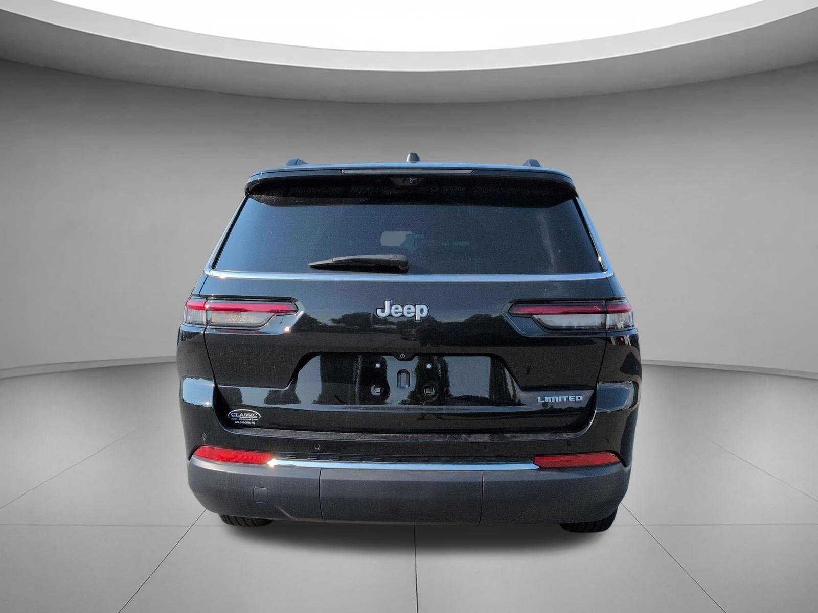 Used 2025 Diamond Black Crystal Pearlcoat Jeep Limited image 4