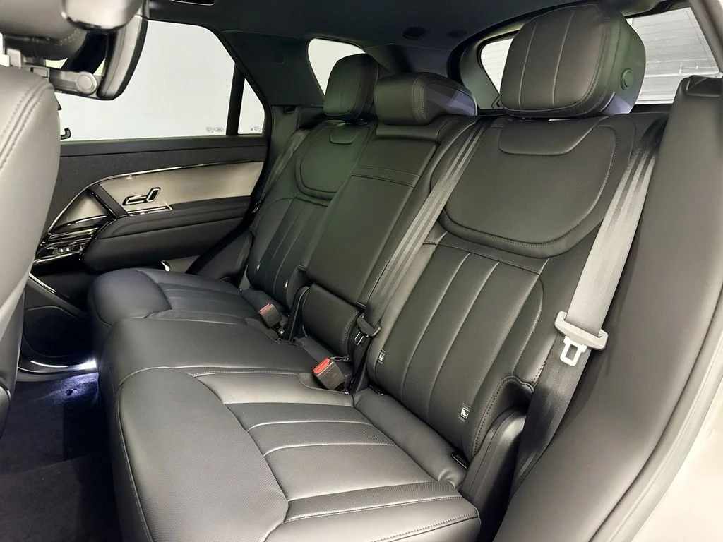 New 2026 Borasco Grey Land Rover SE image 25