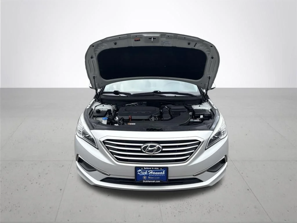 Used 2016 Silver Hyundai SE image 3