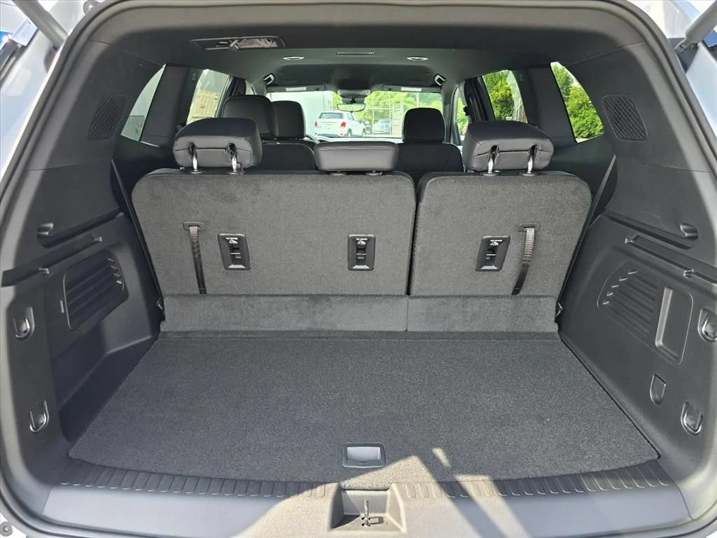 New 2026 Glacier White Tricoat GMC Elevation image 21