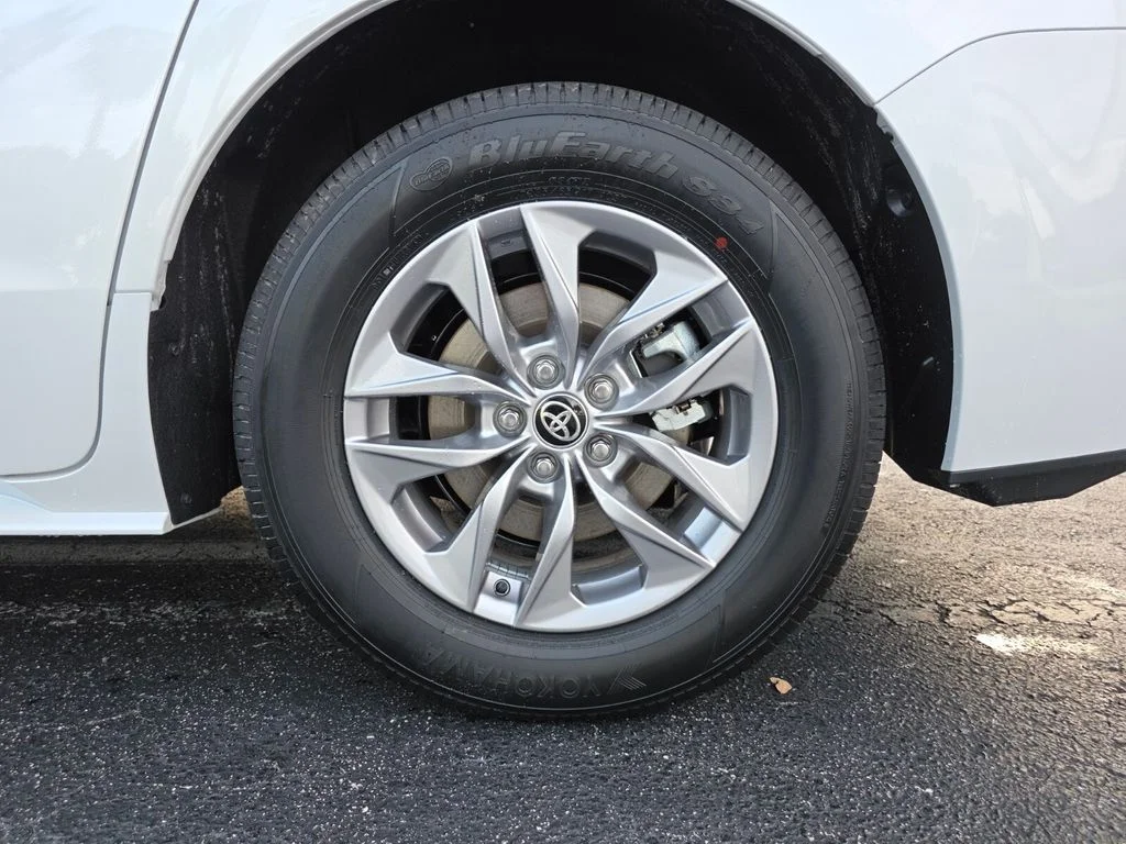 New 2026 Wind Chill Pearl <sup>1</sup> Toyota  XLE image 20