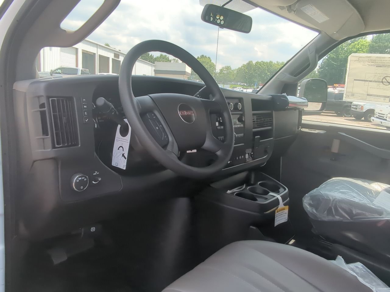 2025 GMC Savana Cargo Work Van - Photo 10