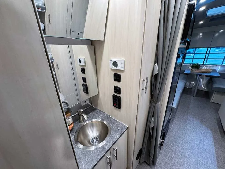 Used 2021 SILVER AIRSTREAM  image 19
