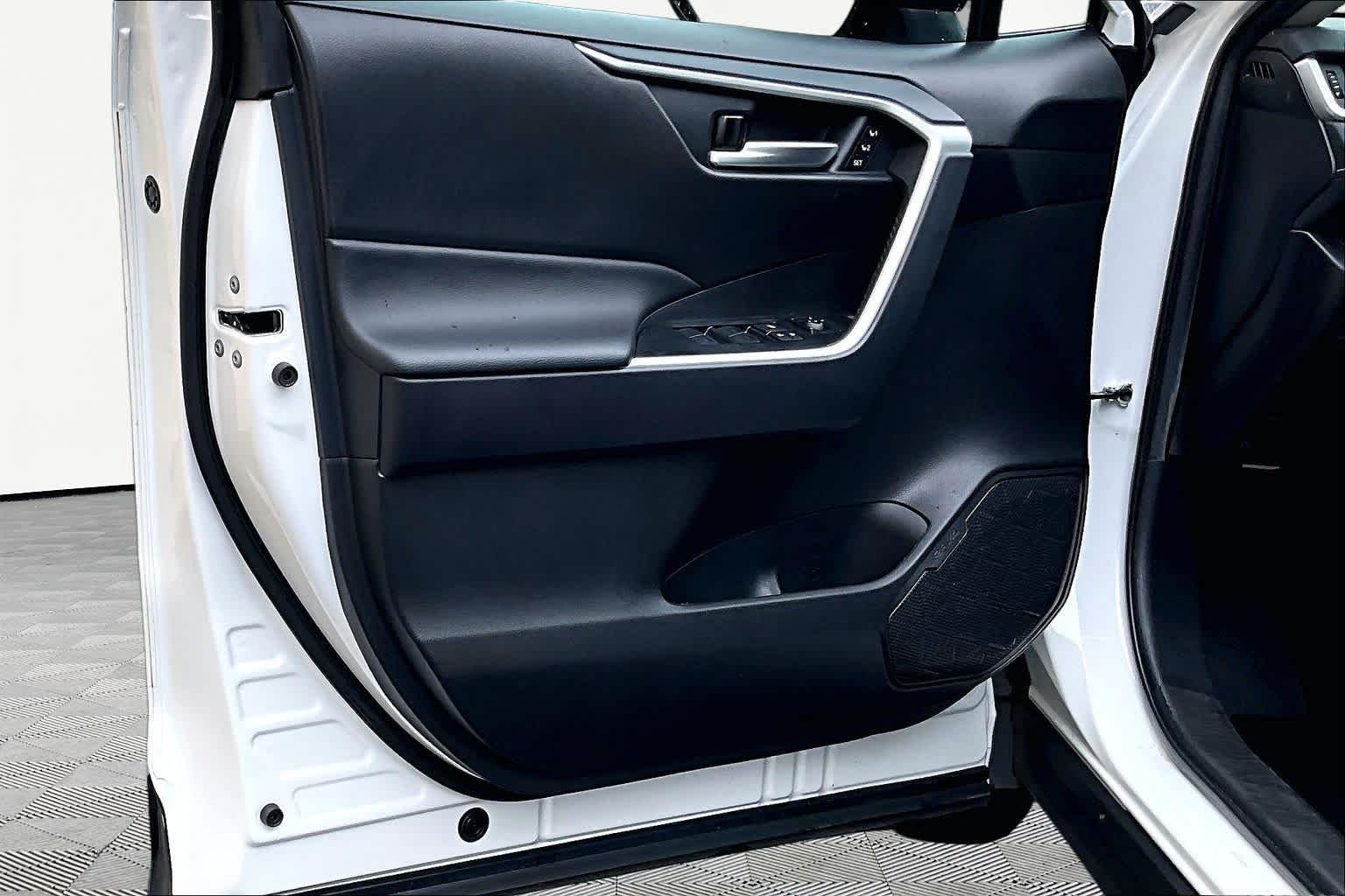 Used 2025 Wind Chill Pearl Toyota XLE Premium image 21