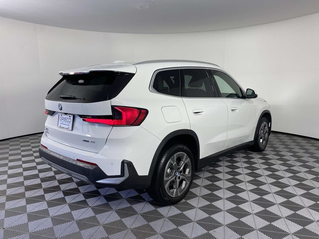 Used 2023 White BMW xDrive28i image 9