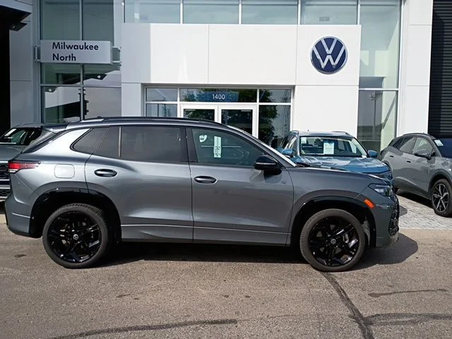 2025 Volkswagen Tiguan 2.0T SE R-Line Black 4Motion's photo