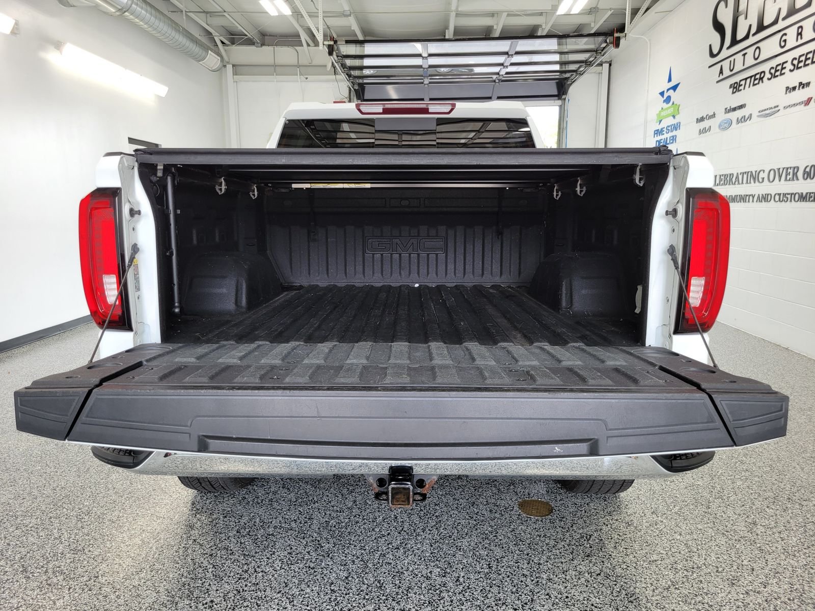 Used 2022 White GMC SLT image 30
