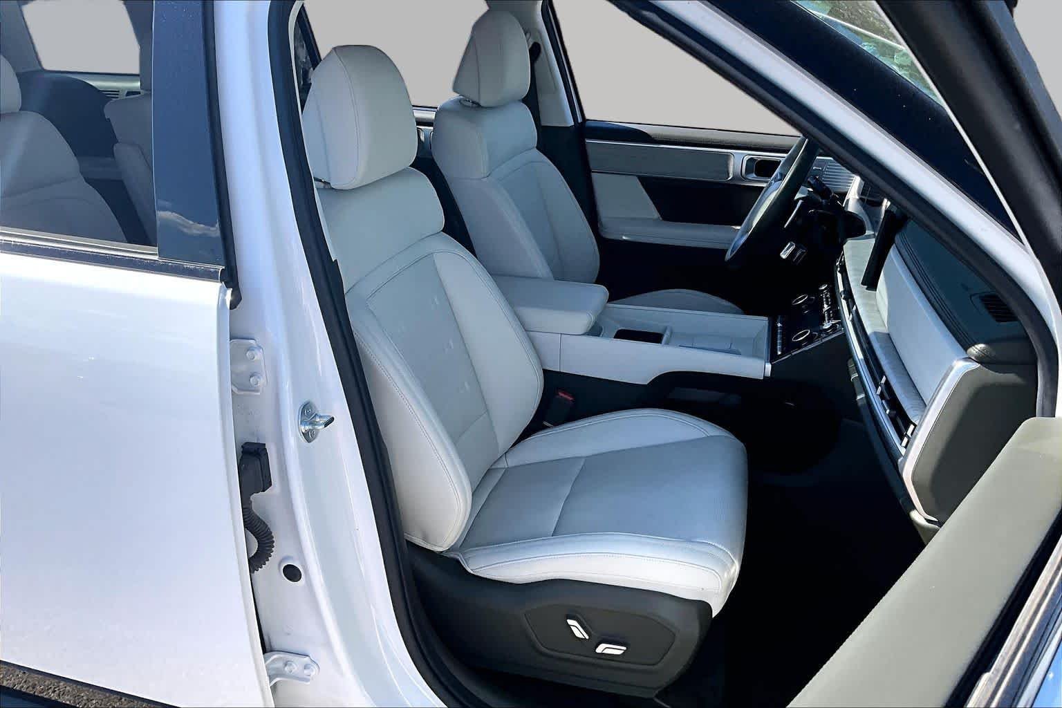Used 2025 Serenity White Hyundai Calligraphy image 9